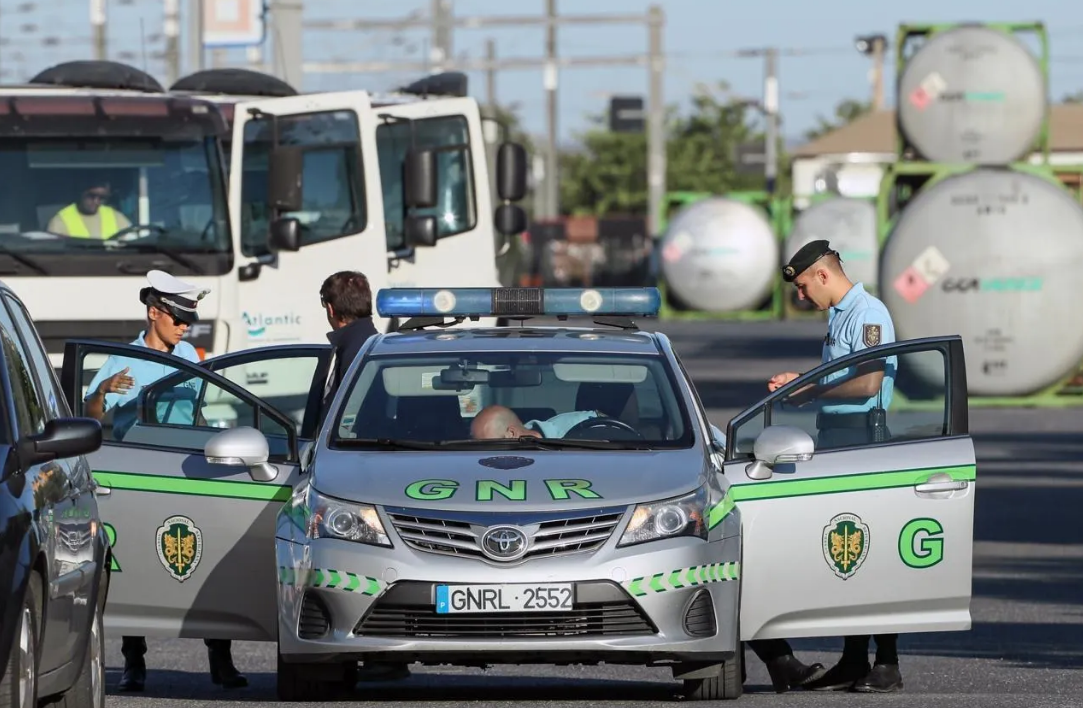 “Ils pleuraient” : le mystère total autour de deux enfants français de 3 et 5 ans retrouvés seuls sur une route au Portugal 4 “Ils pleuraient” : le mystère total autour de deux enfants français de 3 et 5 ans retrouvés seuls sur une route au Portugal Capture decran 2026 05 21 103434