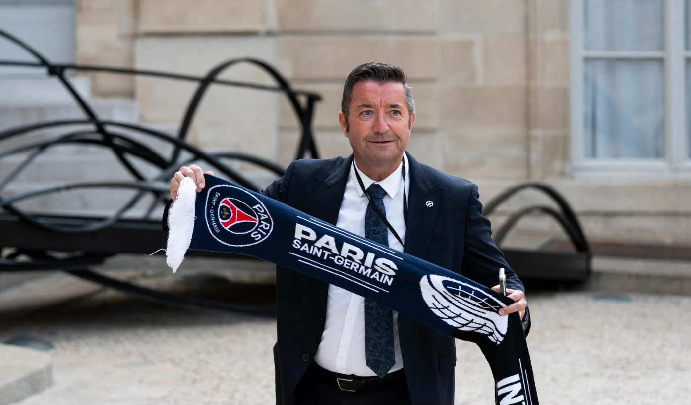 Le député Karl Olive monte sur le capot d'une voiture après la victoire du PSG en finale de Ligue des champions 4 Le député Karl Olive monte sur le capot d'une voiture après la victoire du PSG en finale de Ligue des champions Capture decran 2026 06 01 162447 Karl Olive