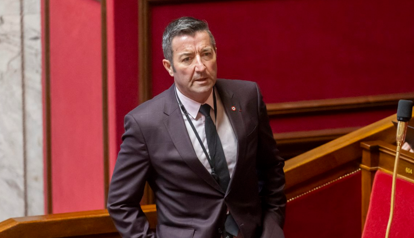 Le député Karl Olive monte sur le capot d'une voiture après la victoire du PSG en finale de Ligue des champions 3 Le député Karl Olive monte sur le capot d'une voiture après la victoire du PSG en finale de Ligue des champions Capture decran 2026 06 01 162452 Karl Olive