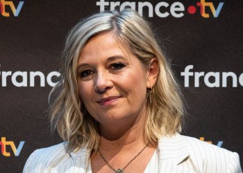 Après Patrick Bruel, Flavie Flament embrassée de force par Julio Iglesias, les images choc font réagir : « C&rsquo;est une agression ! »