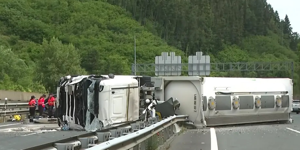 Sur l'autoroute, cinq policiers décède après une terrible collision avec un camion-citerne 3 Sur l'autoroute, cinq policiers décède après une terrible collision avec un camion-citerne Sur l’autoroute, cinq policiers décède après une terrible collision avec un camion-citerne