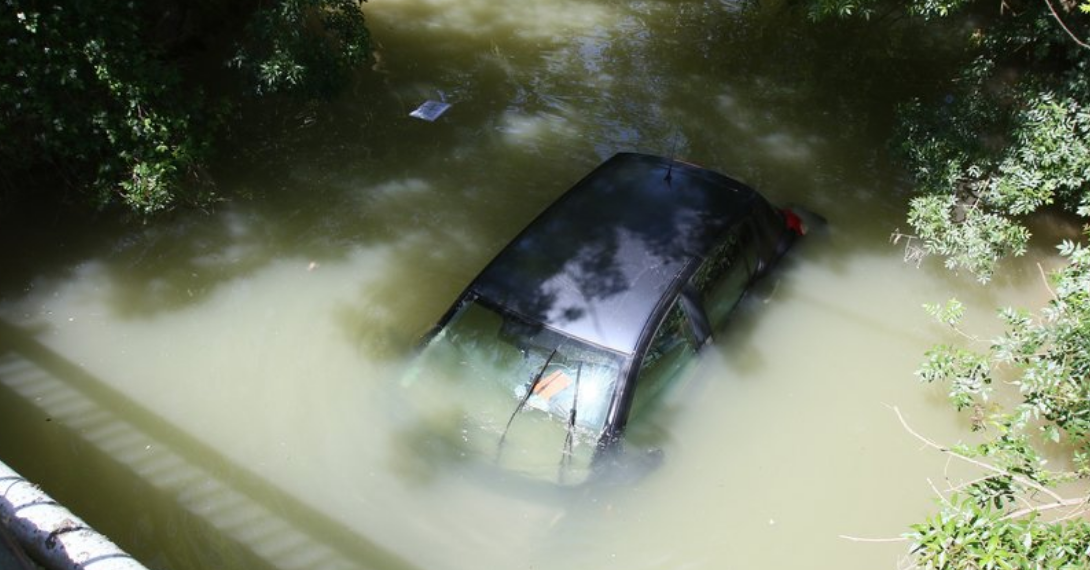 Un pompier hors service de 18 ans sauve un couple de la noyade coincé dans leur voiture