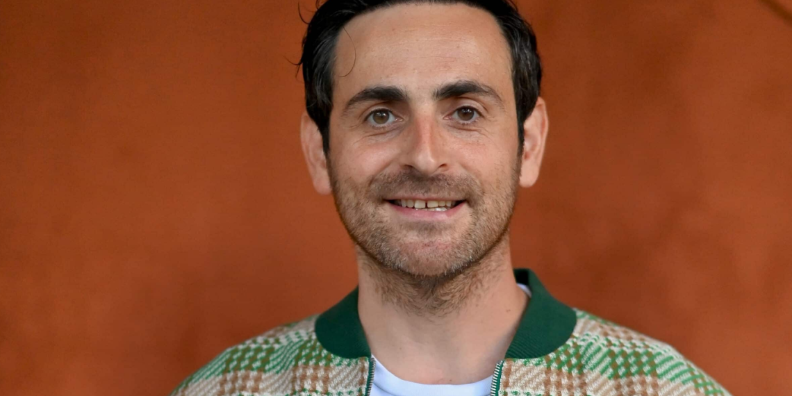 Camille Combal annonce officiellement quitter son poste à la radio