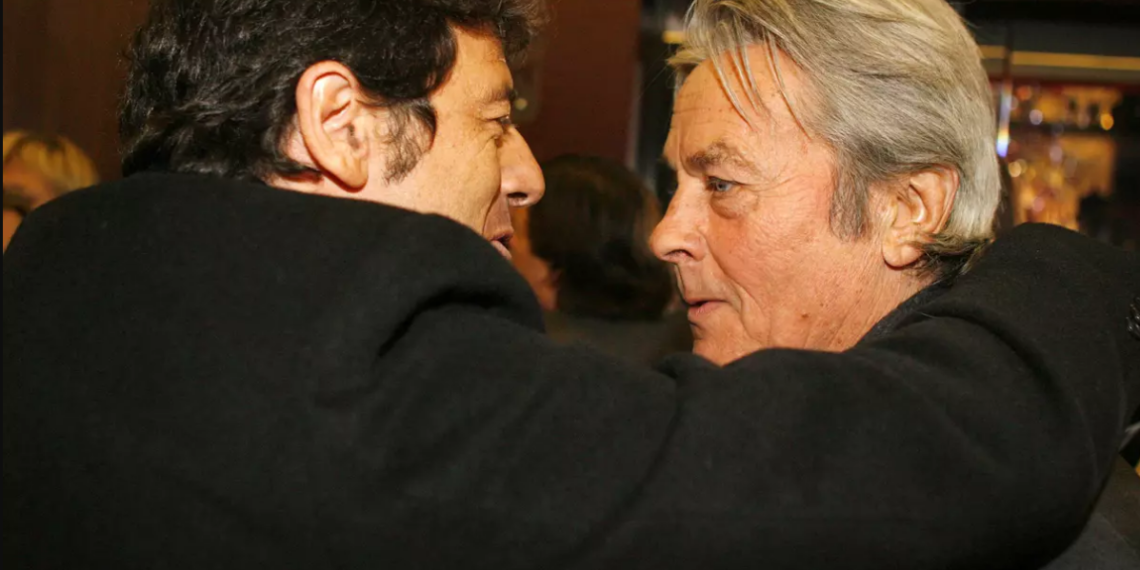 Patrick Bruel très remonté : il s’emporte au sujet d’Alain Delon, « ça méritait quelque chose d&rsquo;un peu plus solide »