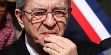 « Tout doit changer »: Jean-Luc Mélenchon dénonce « l&rsquo;horreur » subie par Lyhanna