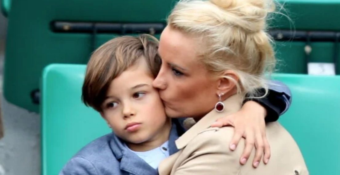 Élodie Gossuin pose avec son fils Jules, aussi grand qu&rsquo;elle : un duo complice pour la bonne cause