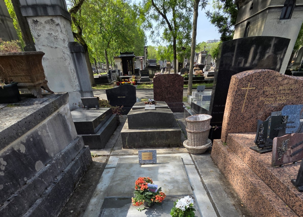 Laura Smet se recueille sur la tombe de sa mère Nathalie Baye au cimetière Montparnasse : un émouvant cliché dévoilé 2 Laura Smet se recueille sur la tombe de sa mère Nathalie Baye au cimetière Montparnasse : un émouvant cliché dévoilé Laura Smet 2 Laura Smet