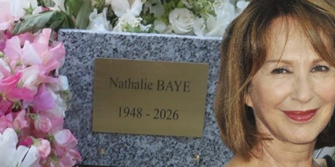 Laura Smet se recueille sur la tombe de sa mère Nathalie Baye au cimetière Montparnasse : un émouvant cliché dévoilé