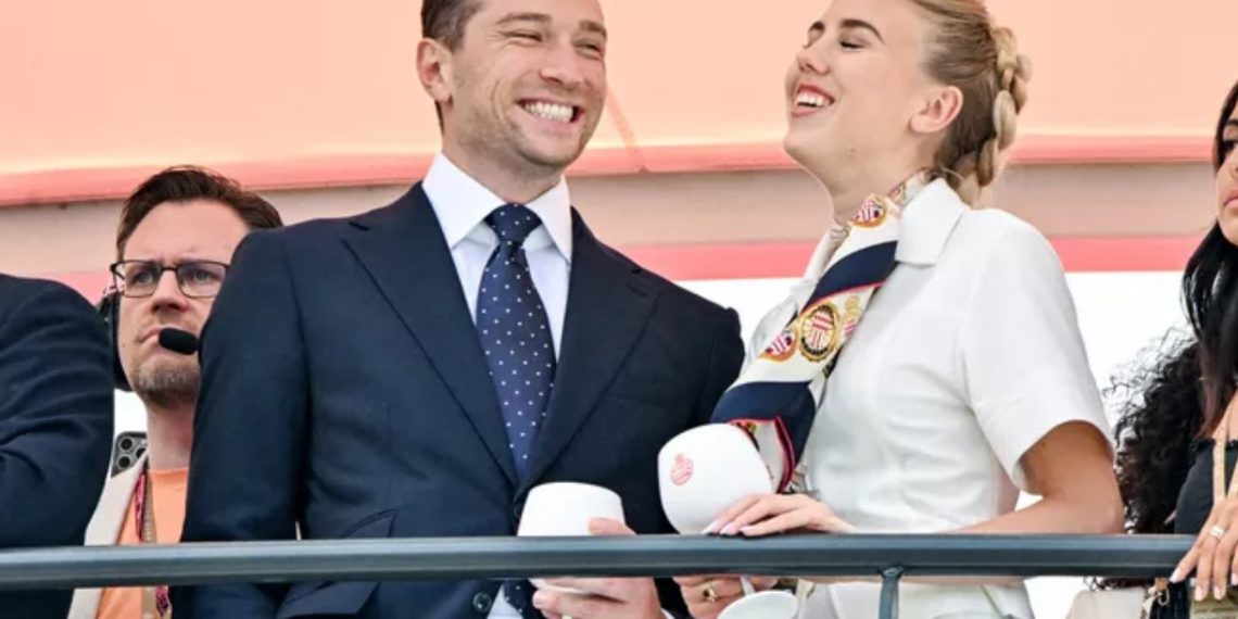 Dans les loges du Grand Prix de Monaco, Maria Carolina de Bourbon des Deux-Siciles et Jordan Bardella ne se cachent plus