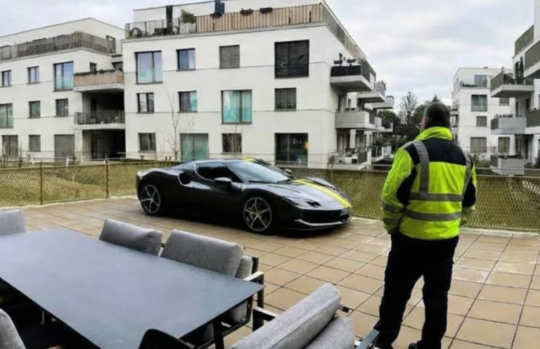 il installe sa Ferrari à 300 000 euros sur la terrasse (1)