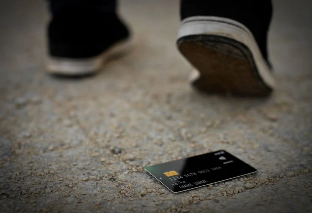 carte bancaire dans un parc (1) carte bancaire dans un parc (1)