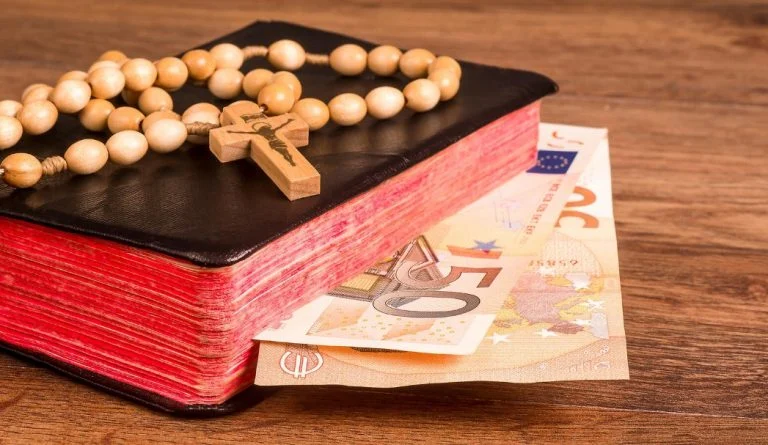 le curé disparaît avec la caisse (3)