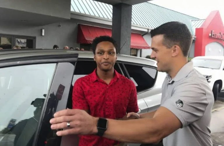 son patron lui offre une voiture (4)