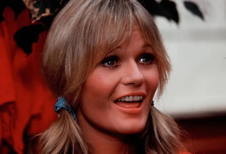 Valerie Perrine (1)