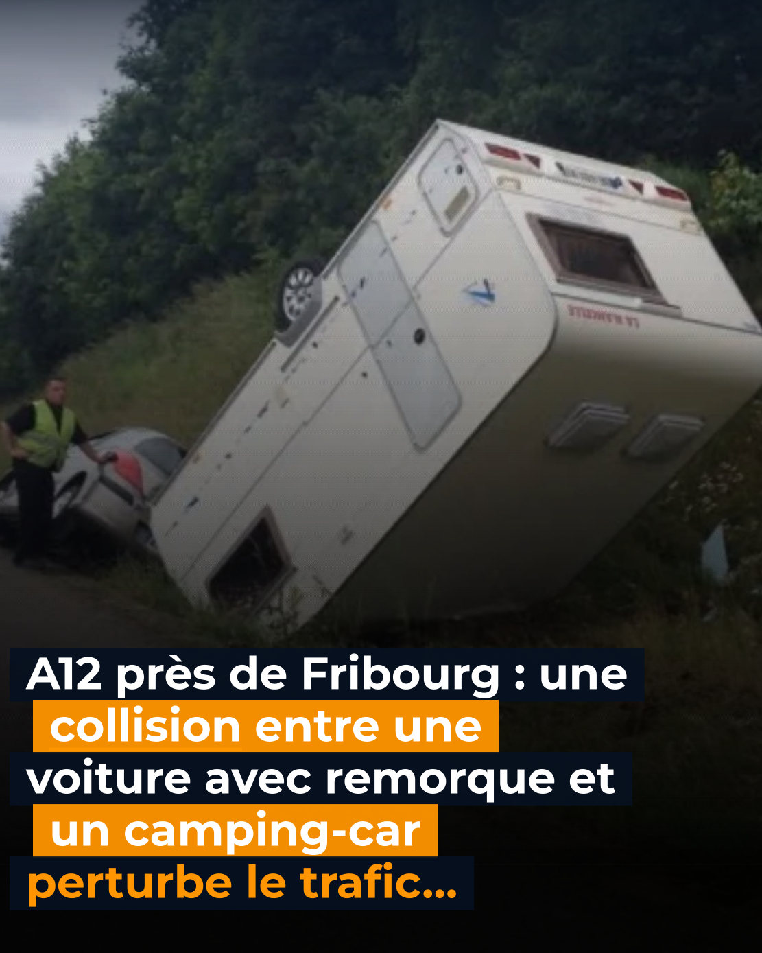 Une collision entre une voiture avec remorque et un camping-car a perturbé