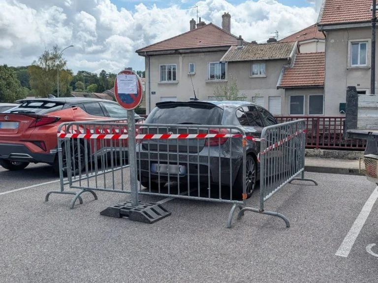 voiture sur deux places de parking (4)