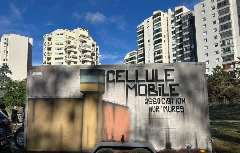 villeurbanne-une-cellule-de-prison-mobile-face-au- cover